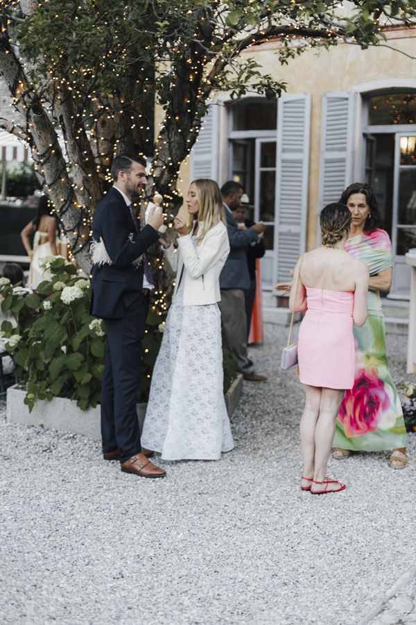 The couple chat with guests outside Villa Regina Teodolinda.