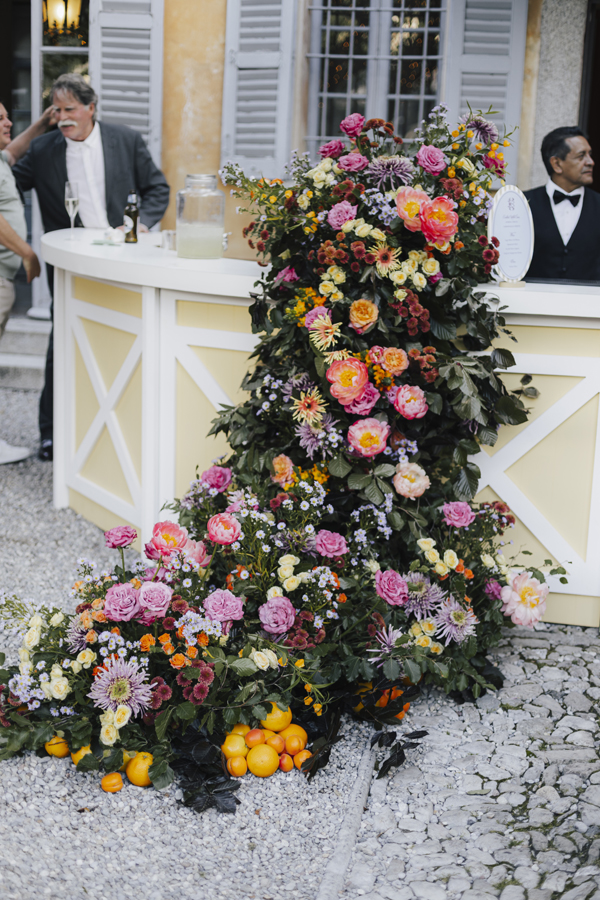 Colourful flowers and oranges arranged beside the garden bar at Villa Regina Teodolinda.