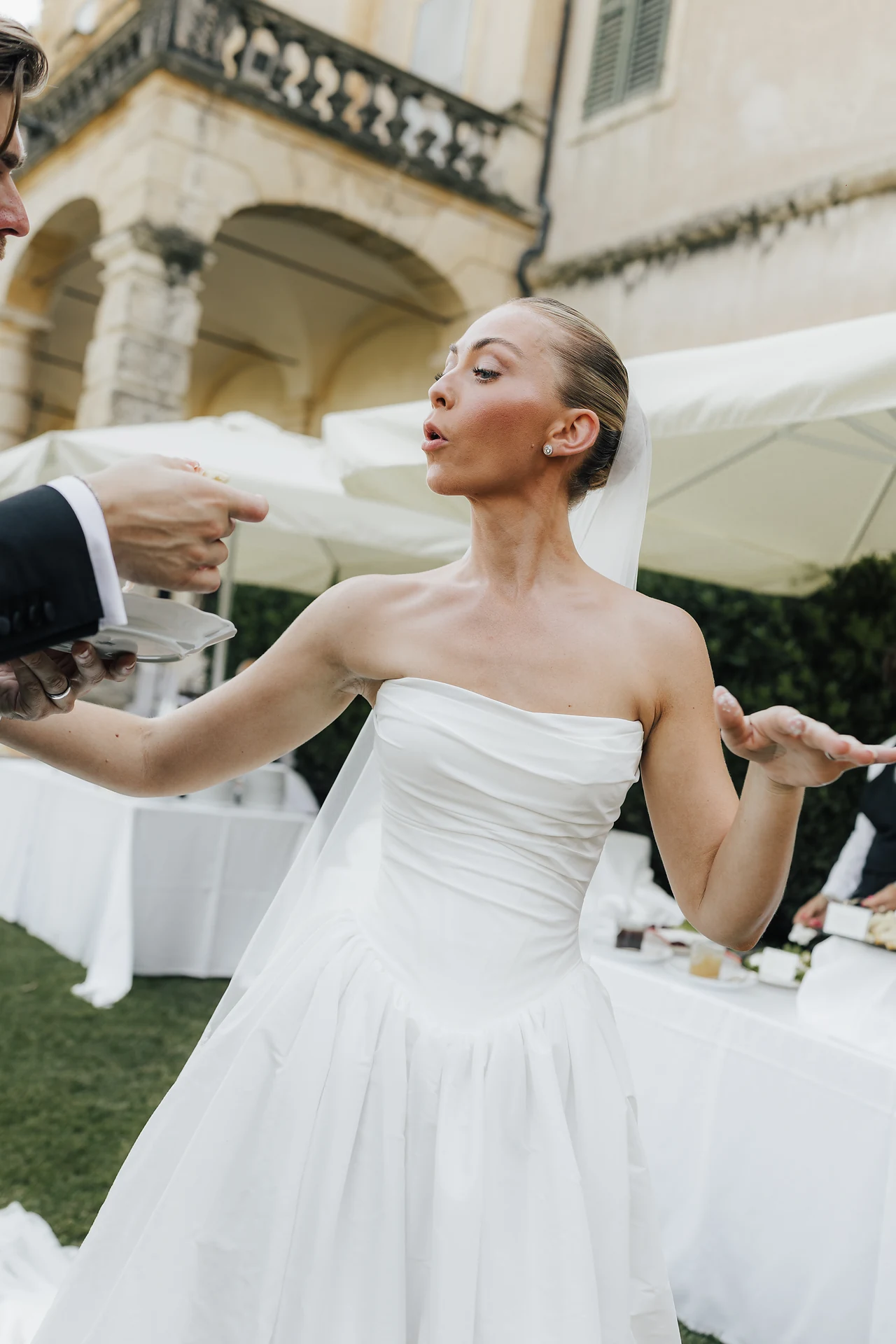 The bride tasting the first bite during aperitivo