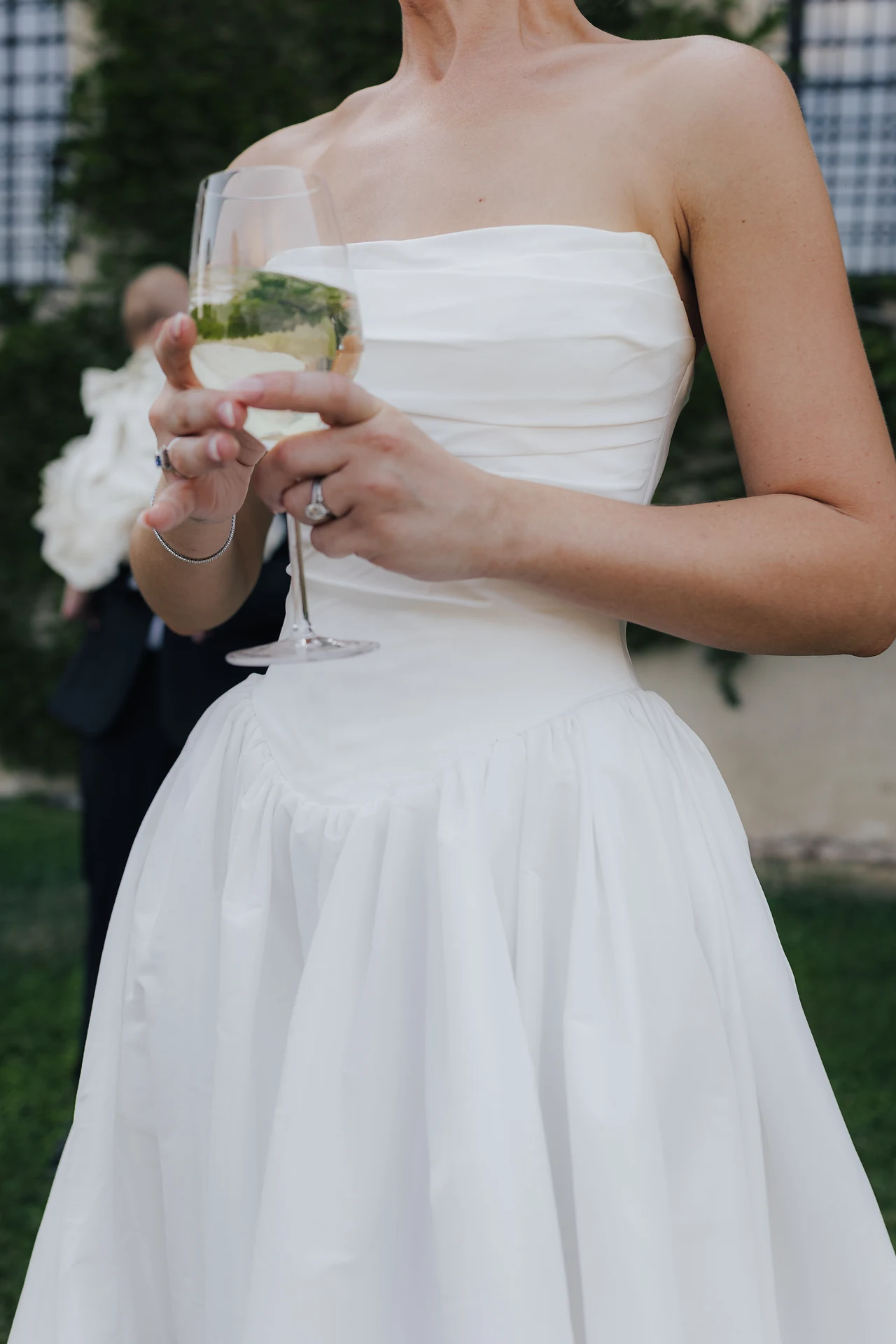 The bride holding a cocktail during aperitivo