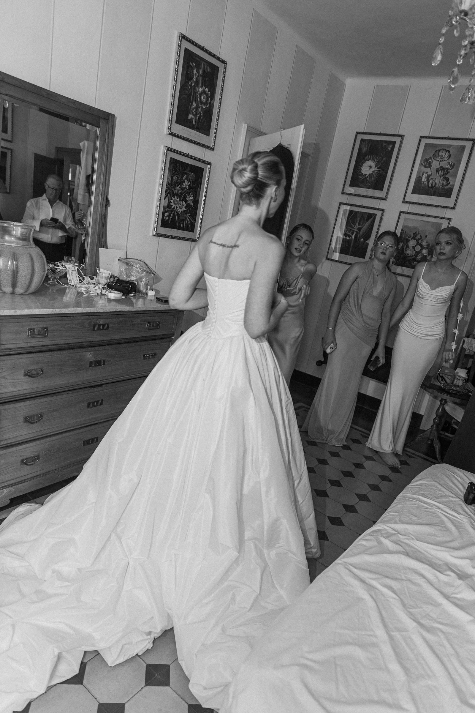 Bride and friends beside a mirror during preparations at Villa Arvedi.