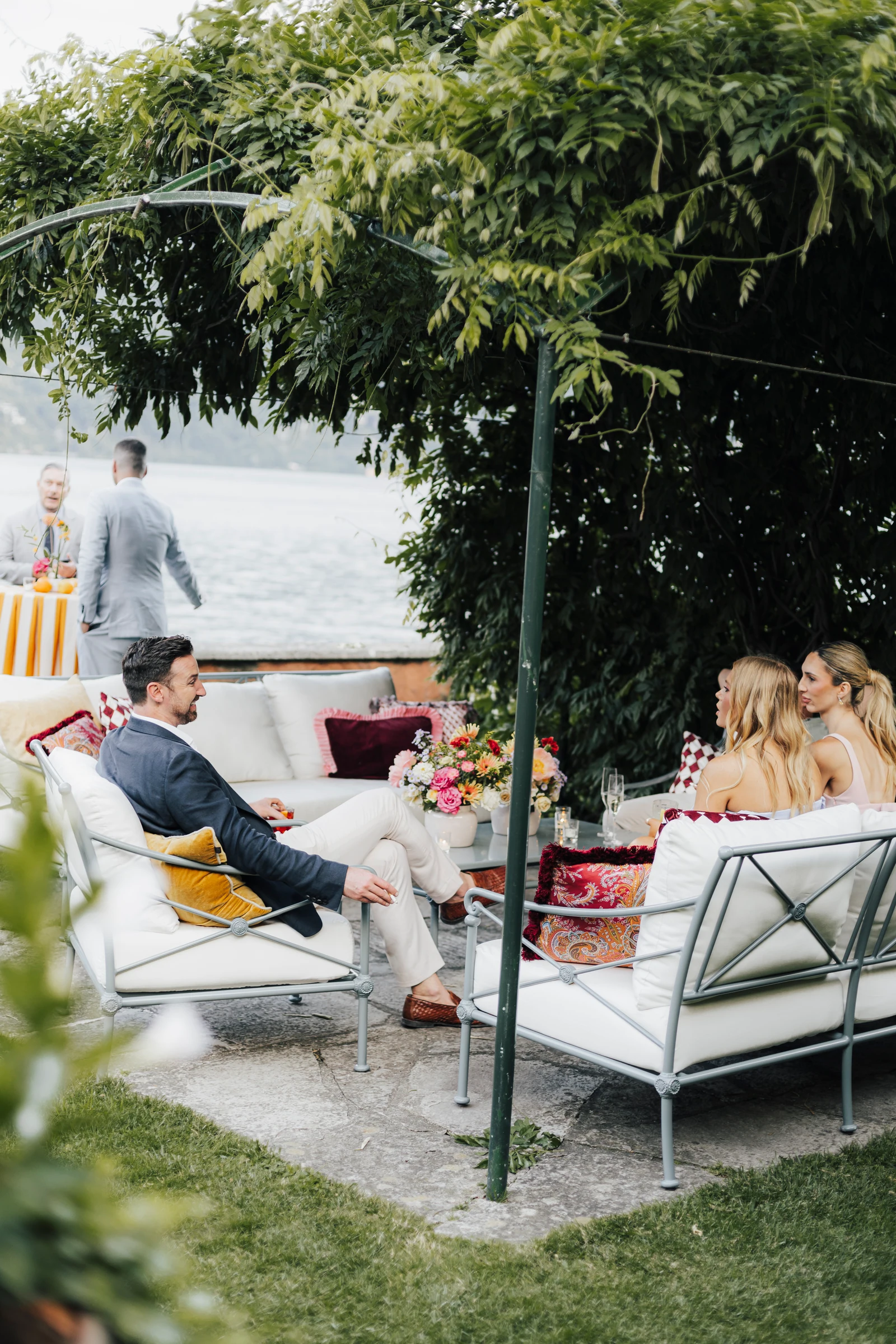 Guests relaxing in the lakeside garden lounge at Villa Regina Teodolinda.